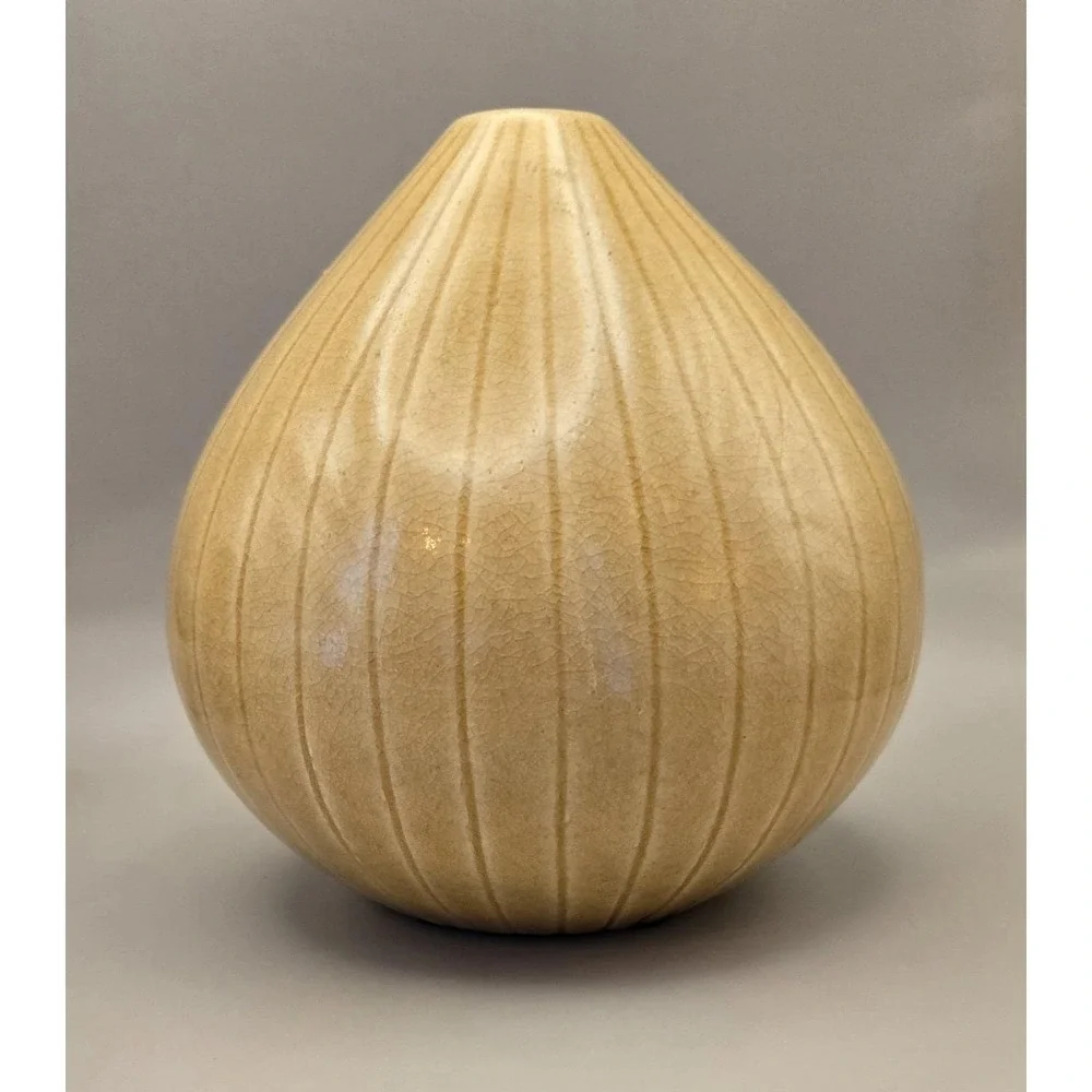 Tan Onion Bud Vase Vietnames 1950's Similar To Edward Bockman‎ Designs. (#22)